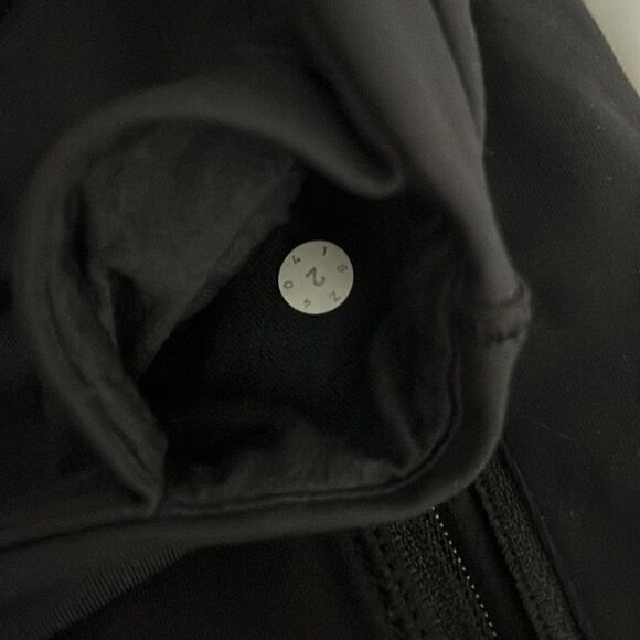 Lululemon 7/8 zippered front pocket leggings sz 2 - Picture 3 of 5